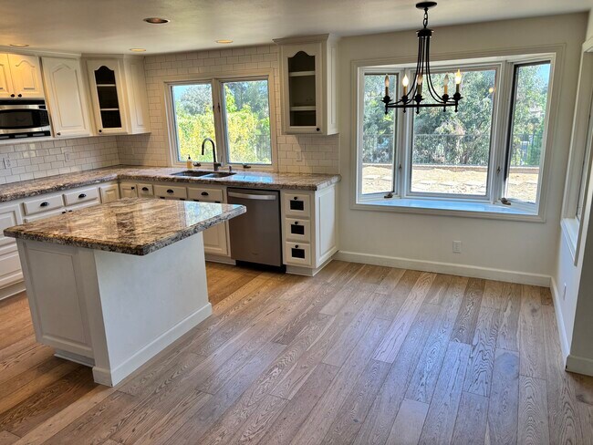 Building Photo - 3069 Charlotte St