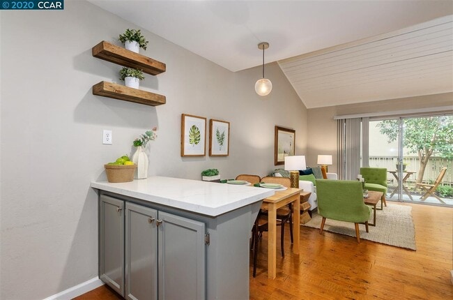 Building Photo - 2716 Oak Rd