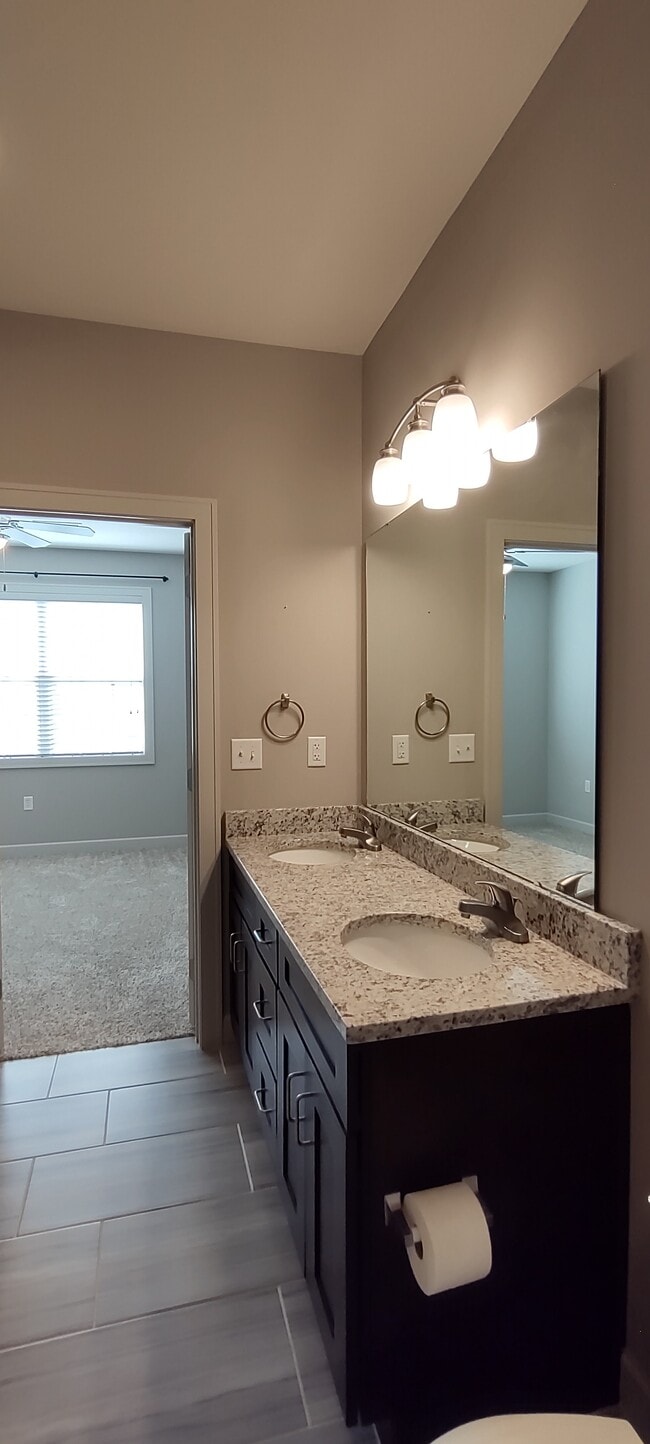 Building Photo - 15881 Valley View Dr