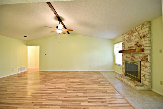 Building Photo - 4604 Pelham Dr