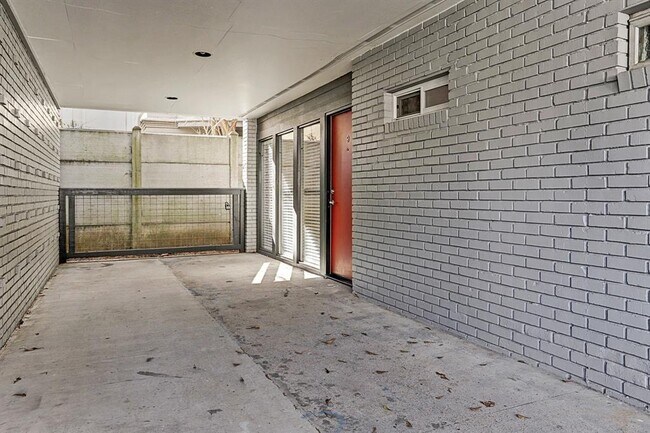 Building Photo - 1501 Hyde Park Blvd