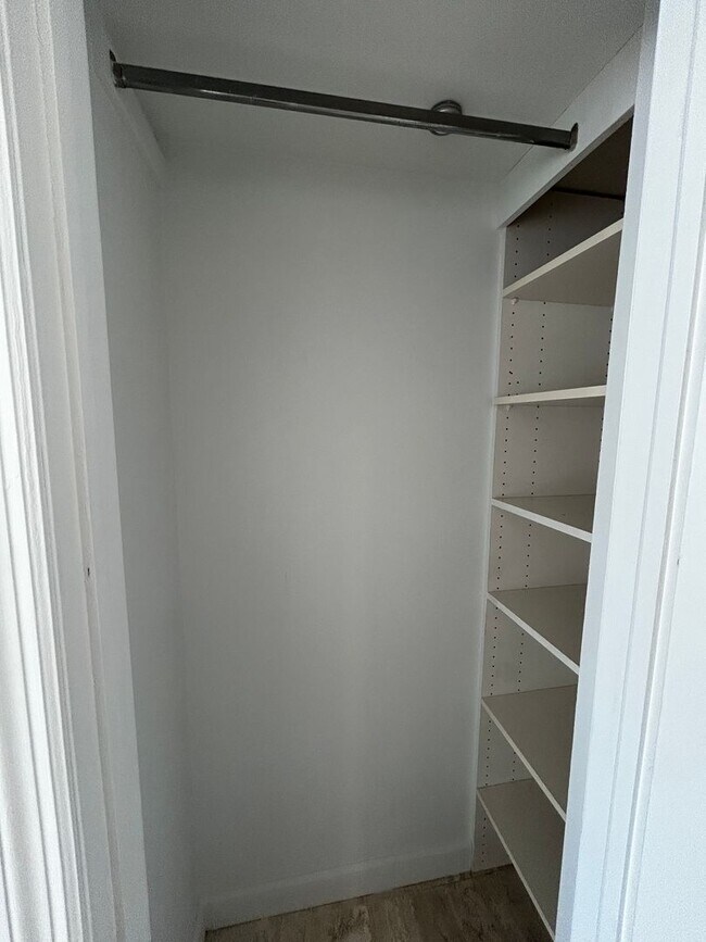 Building Photo - Large 1 Bedroom 1.5 Bath Condo - Steps from Fort Lauderdale Beach!