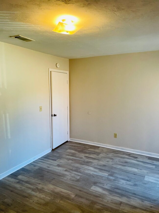 Building Photo - Spacious Apartment Near Campus!