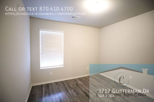 Building Photo - Move in special $900!  Beautiful 4 bed / 2...