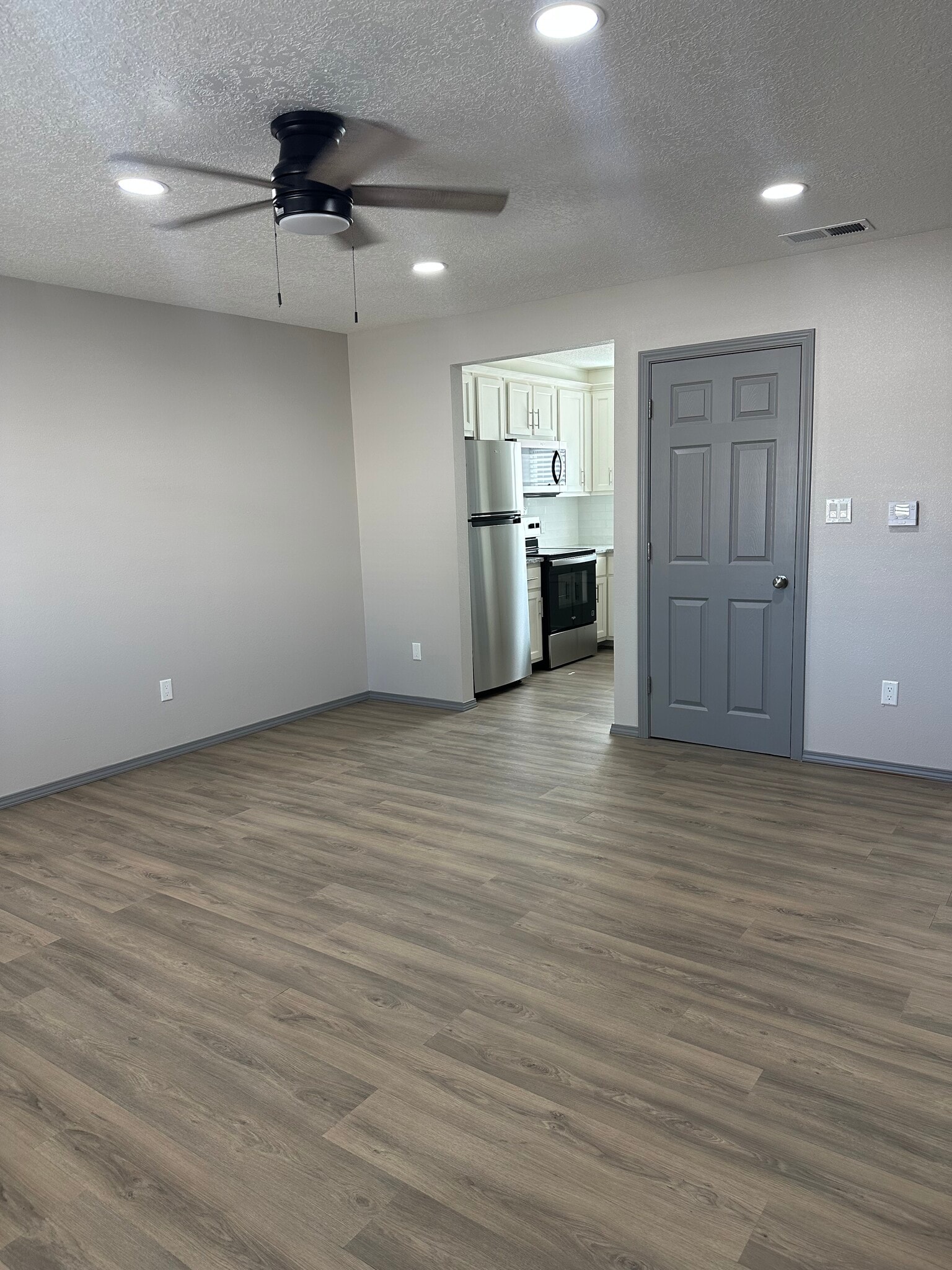 Building Photo - 855 W Castillo Ave