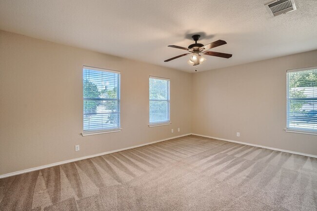 Building Photo - Less than 10 miles to Randolph AFB!