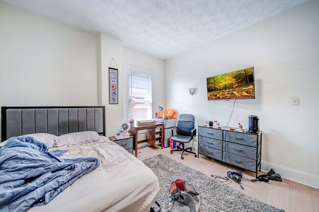 Building Photo - Massive Newly Renovated 11-Bedroom House o...