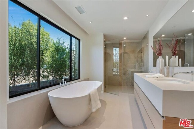 Building Photo - 4939 Petit Ave