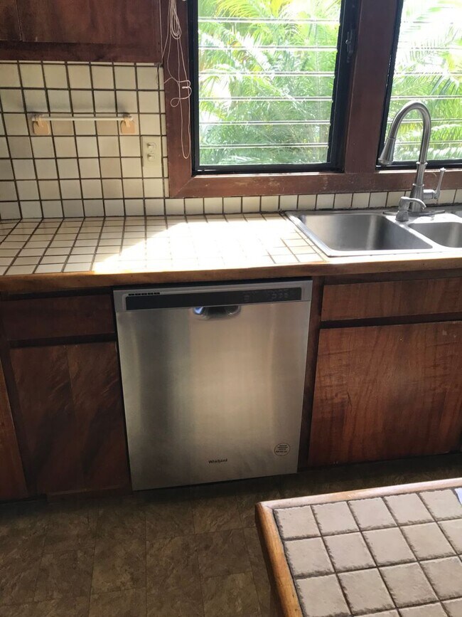 Building Photo - Waialae Iki, large family home 4 bedroom, ...