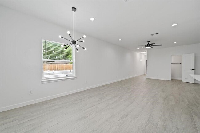 Building Photo - 1071 St Clair St
