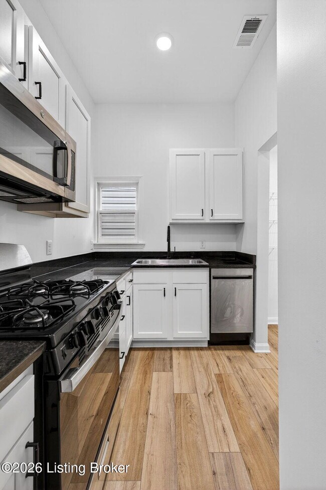 Building Photo - 508 Lilly Ave