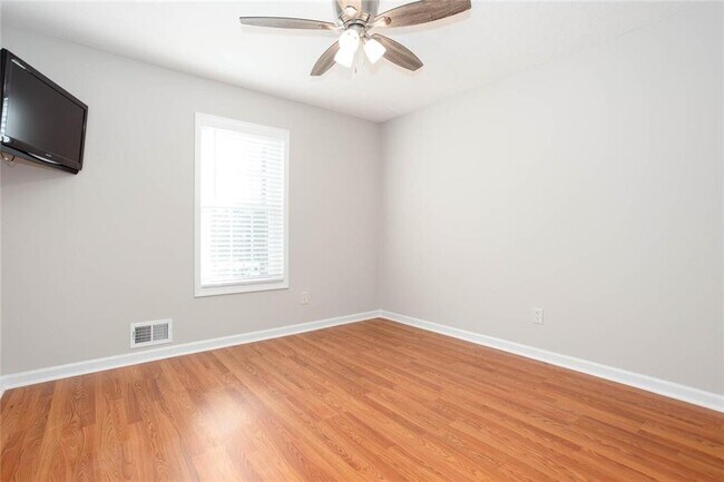 Building Photo - 4049 Leicester Dr NE