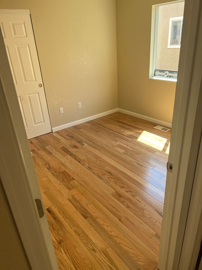 Building Photo - Great 3 Bedroom 2 Bath unit