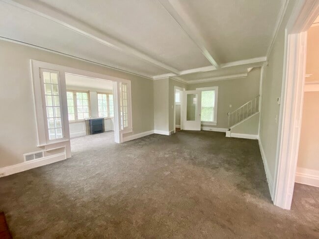 Building Photo - 825 Elmore Ave