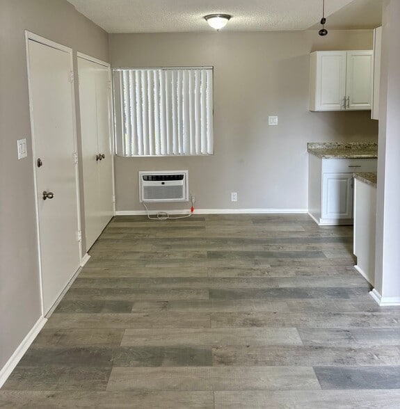 Building Photo - 409 N Los Robles Ave