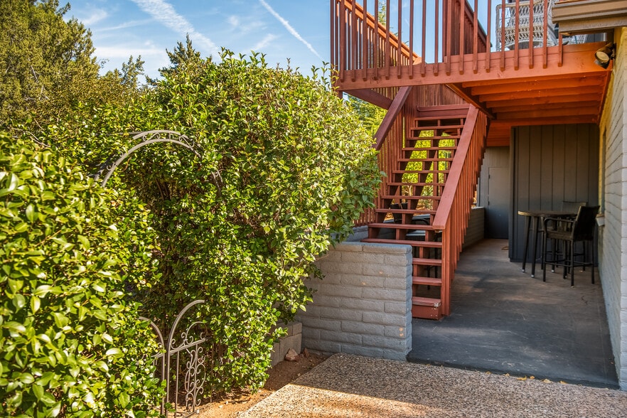 Building Photo - 350 Panorama Blvd