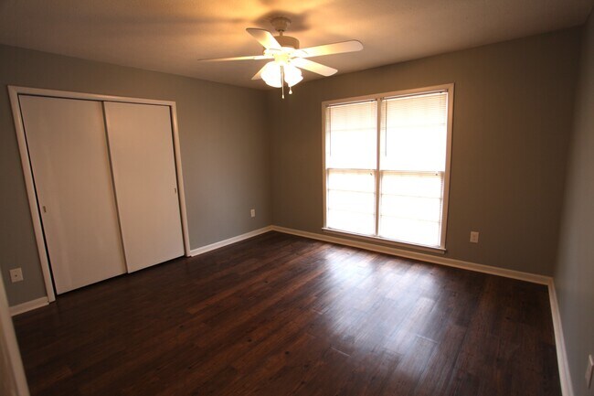 Building Photo - Newly remodeled 3bed/2bath house available...