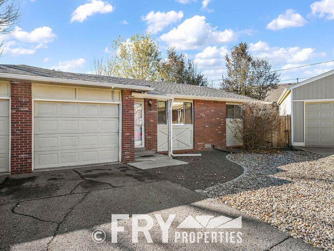 Building Photo - Updated Duplex on Large Lot in Great Location