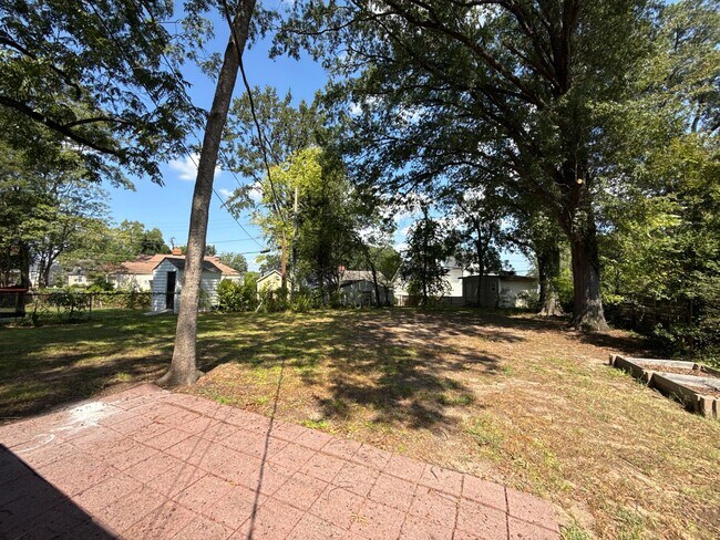 Building Photo - 817 Everett Pl