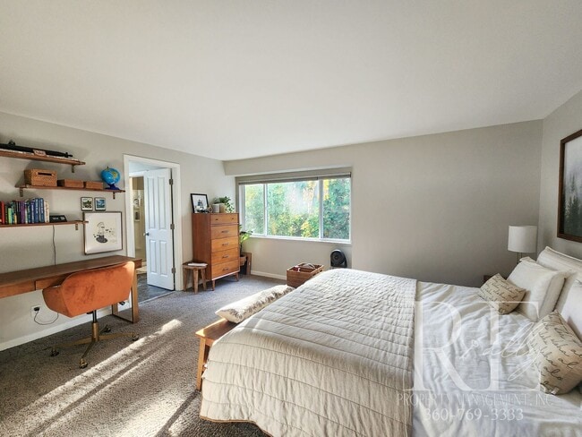 Building Photo - Elegant Silverdale Home with Private Backyard Oasis