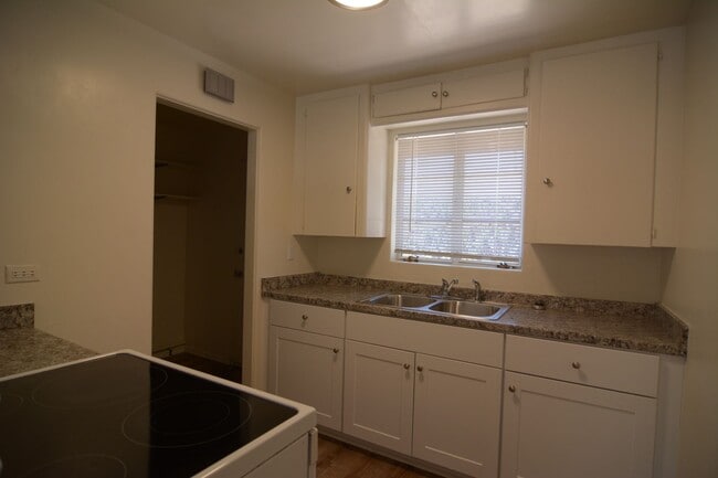 Building Photo - Remodeled 1 Bedroom 1 Bath House! Central Tucson Location!