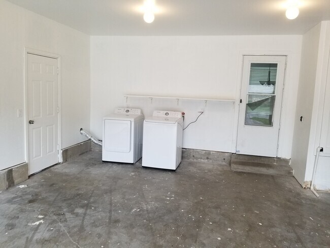 Building Photo - Updated 3 Bed 1 Bath House
