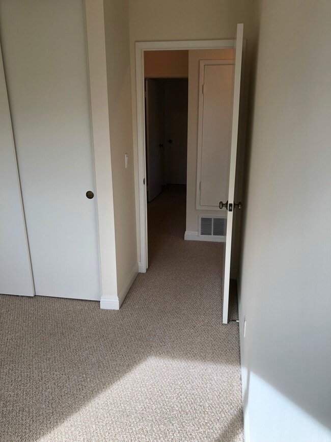 Building Photo - 818 Juno Ln