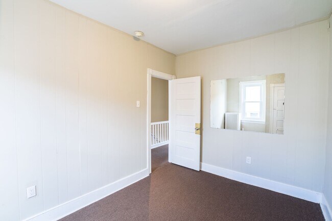 Building Photo - LaSalle Home with Three Bedrooms and Den