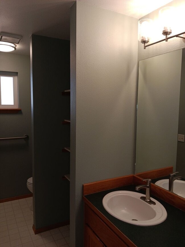 Building Photo - Charming Single-Level Home in Bend’s Mountain View Area