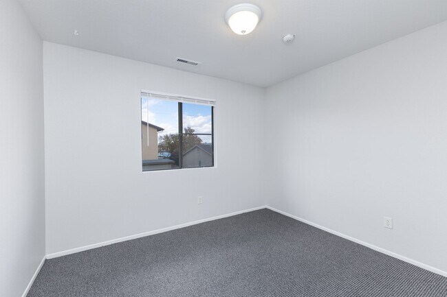Building Photo - 4825 N Robert Rd