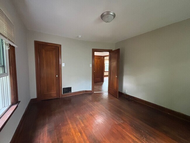 Building Photo - 516 Wrexham Ave