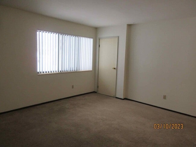 Building Photo - Available Mid-Late September 2025 Remodele...