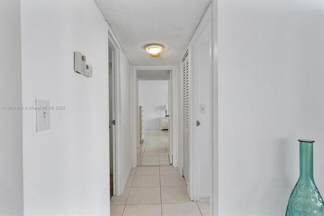 Building Photo - 1000 Parkview Dr