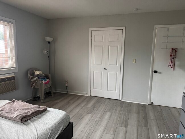 Building Photo - 44 Racebrook Dr