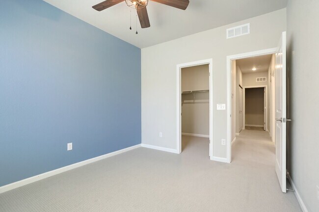 Building Photo - Spacious 3 Bed, 2.5 Bath Townhome in Prime Lakewood Location - Solar