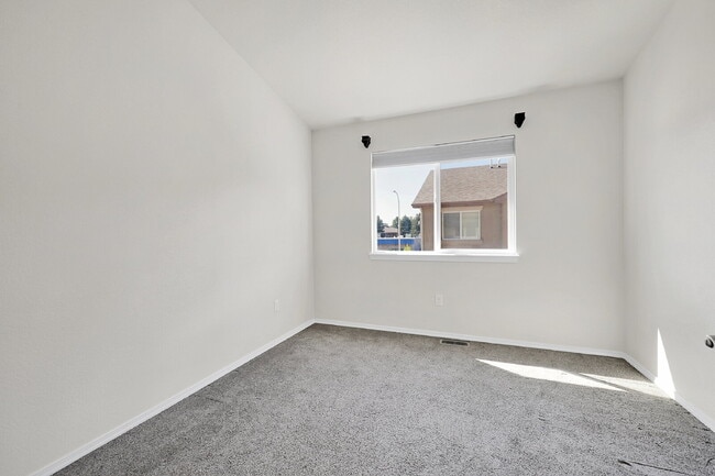 Building Photo - $1,849.00 - 3 Bed, 2.5 Bath Townhome in CO Springs with AC and In Unit Laundry!