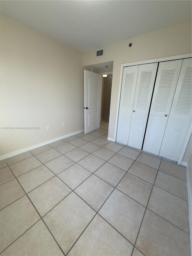 Building Photo - 9340 Fontainebleau Blvd