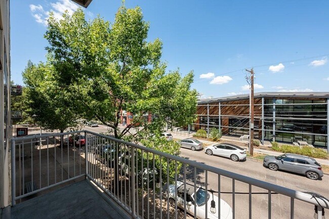 Building Photo - 2401 E 6th St