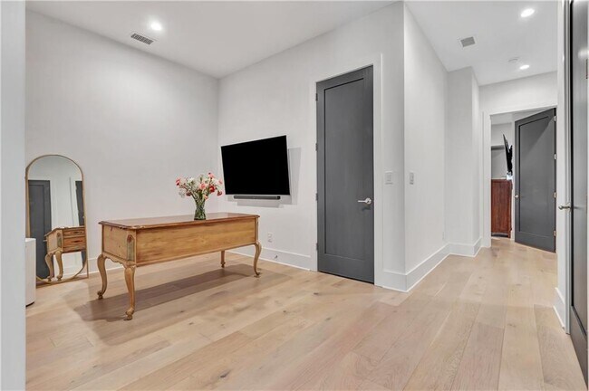 Building Photo - 580 Heatherden Ave