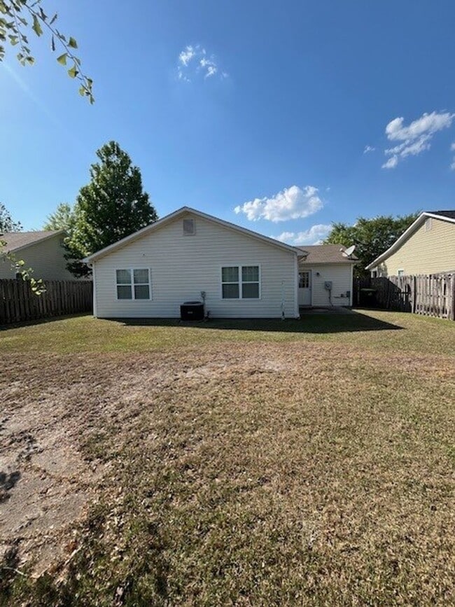 Building Photo - Welcome to this well-appointed 3-bedroom, 2-bath home in Leland, NC