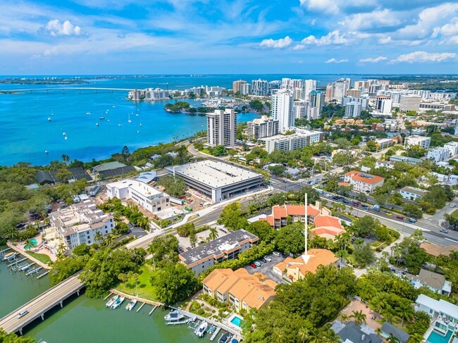 Building Photo - 858 Hudson Ave