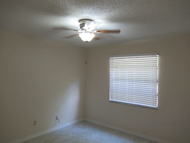 Building Photo - 2br/2ba Duplex with Lakeview