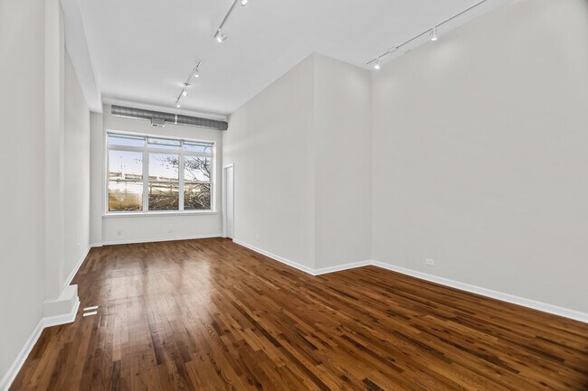 Building Photo - 1542 N Damen Ave