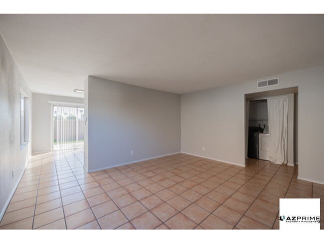 Building Photo - Exceptional 3/2 Tempe Townhouse - Modern C...