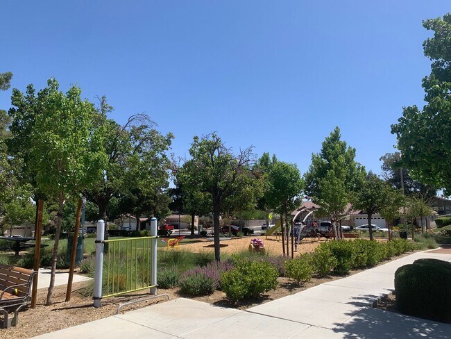 Building Photo - SHOWS LIKE A MODEL- IMMEDIATE MOVE-IN!!!
