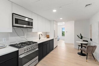 Building Photo - Sunny, Modern 1-Bed in Brighton