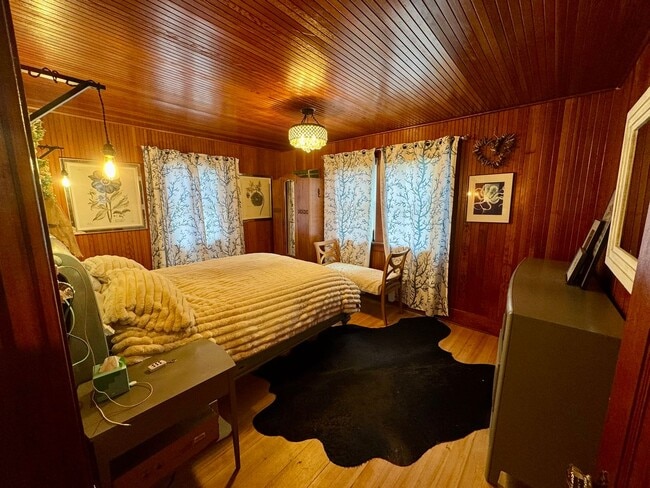 Building Photo - Black Raven Cottage in Historic Seaview ~ ...