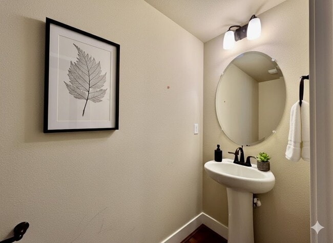 Building Photo - Modern 4-Bedroom Gem | Maintenance-Free Living & Private Side Yard!