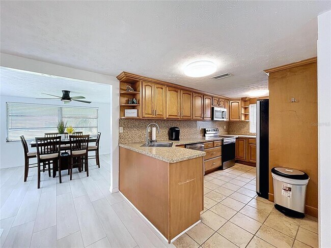 Building Photo - 2107 Harrison Dr