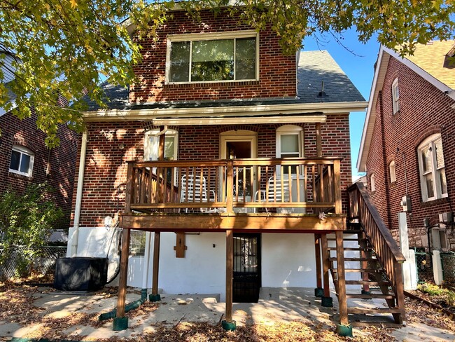 Building Photo - Charming 2-Bed Gem in St. Louis with 966 S...